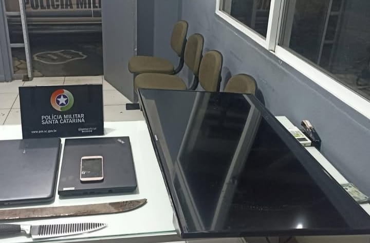 Dois jovens são presos e adolescente é apreendido após assalto em Jaraguá do Sul